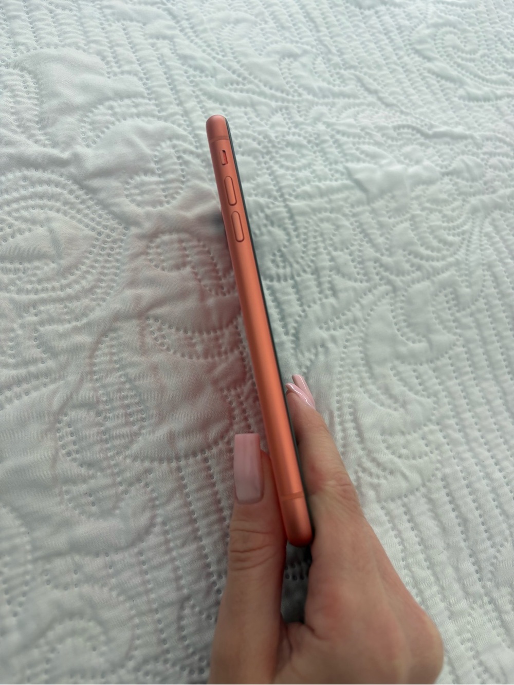 IPHONE XR IN ORANGE COLOR
UNLOCKED
 WORKS BUT BATTERY PROBLEM - Picture 4 of 7